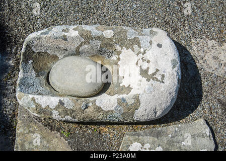 Stein quern in Jarlshof, archäologische Stätte, die 2500 v. Chr. vorgeschichtliche und nordischen Siedlungen in Sumburgh, Shetland Inseln, Schottland, Großbritannien Stockfoto