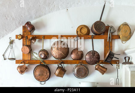 Kupfer Küchenutensilien einer alten Küche. Abruzzen Stockfoto