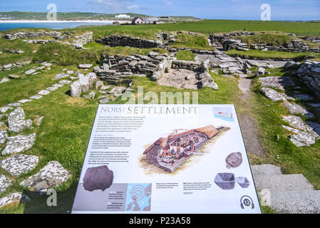 Information Board und bleibt der Nordischen Siedlung/Viking Langhaus in Jarlshof, archäologische Stätte in Sumburgh, Shetland Inseln, Schottland, Großbritannien Stockfoto