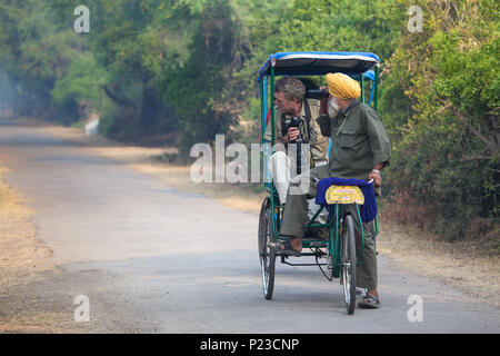 Besucher fahren Fahrrad Rikscha im Keoladeo Ghana Nationalpark in Bharatpur, Rajasthan, Indien. Der Park wurde im Jahr 1971 eine geschützte Oase erklärt und Stockfoto