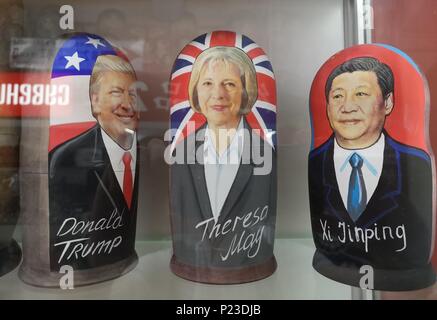 Russische Puppen von politische Figur, US-Präsident Donald Trump, Premierminister Theresa May und chinesische Präsident Xi Jinping in einem Souvenirshop im Zentrum von Moskau, die einen Preis von 7.000 Russische Rubel (&Acirc;&Pound; 84) für die hölzernen Abbild der England Kapitän Harry Kane als Erwartung für die Eröffnung der Wm baut. Stockfoto