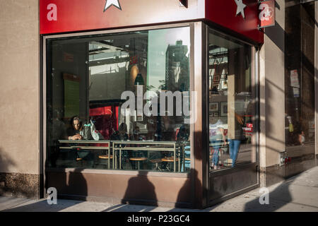 Ein Zweig der Pret A Manger sandwich Kette in Midtwon Manhattan New York am Dienstag, 12. Juni 2018. Die Luxemburg JAB Holdings angeeignet hat Pret A Manger hinzufügen zu seinem Stall der Marken einschließlich Krispy Kreme, Panera Bread, und Keurig. (Â© Richard B. Levine) Stockfoto