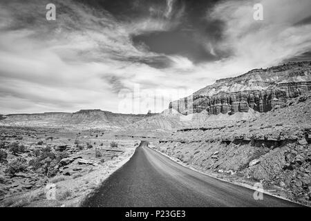 Schwarz-weiß Bild von einer malerischen Straße, Capitol Reef National Park, Utah, USA. Stockfoto