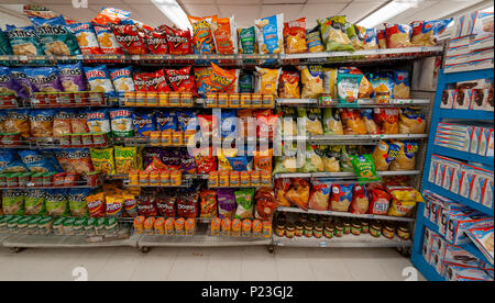 Eine Anzeige von leckeren Snacks sind in einem Supermarkt in New York am Dienstag, 12. Juni 2018. (Â© Richard B. Levine) Stockfoto