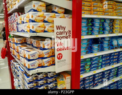 Zeichen in einem Target Store in der Herald Square in New York am Donnerstag, 7. Juni 2018 Förderung des Unternehmens Push in Versand am gleichen Tag. Ziel gekauft am gleichen Tag Lieferung Logistikunternehmen Shipt für $ 550 Mio. und startet am selben Tag der Lieferung. (Â© Richard B. Levine) Stockfoto