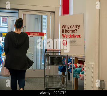 Zeichen in einem Target Store in der Herald Square in New York am Donnerstag, 7. Juni 2018 Förderung des Unternehmens Push in Versand am gleichen Tag. Ziel gekauft am gleichen Tag Lieferung Logistikunternehmen Shipt für $ 550 Mio. und startet am selben Tag der Lieferung. (© Richard B. Levine) Stockfoto