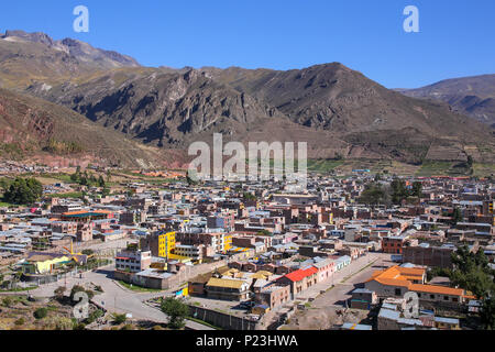 Ansicht der Stadt Chivay von Aussichtspunkt, Peru. Chivay Stadt ist die Hauptstadt der Provinz Caylloma. Stockfoto