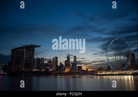 Singapur, Singapur, mit Blick auf die Marina Bay am Abend Stockfoto