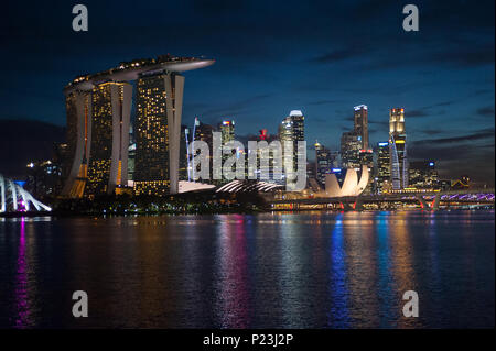 Singapur, Singapur, mit Blick auf die Marina Bay bei Nacht Stockfoto