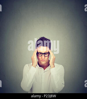 Betont man intensiv Denken auf grauem Hintergrund mit Kopie Raum über dem Kopf isoliert konzentrieren. Stockfoto