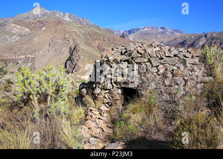 Pre-Inka Rundhaus benannt Colca in der Nähe von Chivay in Peru. Colcas sind kreisförmige Stein-Strukturen für die Lagerung von Lebensmitteln oder Bestattungen verwendet. Stockfoto