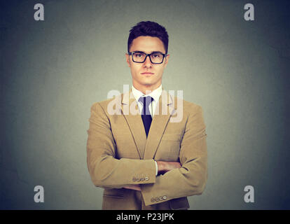 Sicher ernsthafte junge Geschäftsmann Stockfoto