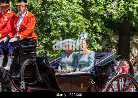 Die Herzogin von Cambridge und die Herzogin von Cornwall reiten zusammen in einer Kutsche entlang der Mall bei der Trooping the Color Ceremony, London, Großbritannien Stockfoto