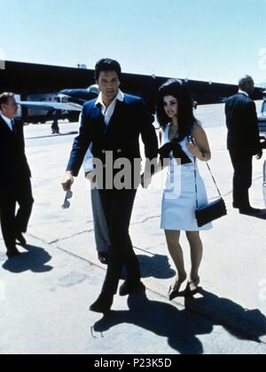 Der amerikanische Sänger Elvis Presley und seine Frau Priscilla vorbereiten Nach ihrer Hochzeit im Jahr 1967 in Las Vegas (Nevada) verlassen. Stockfoto