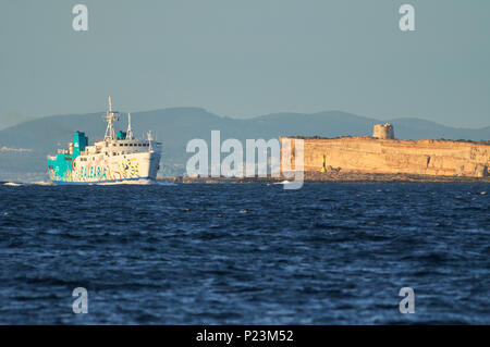 Posidonia Fähre von Balearia Unternehmen segeln durch Es Freus Meerenge in der Nähe von Espalmador Insel (Formentera, Balearen, Mittelmeer, Spanien) Stockfoto