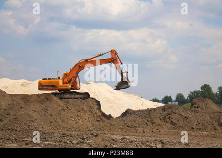 Foto des Baggers. Baustelle Bagger. Industrielle Maschinen auf der Baustelle. Stockfoto