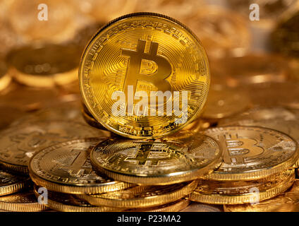 Single Bitcoin Münze auf andere Gold Münzen Stockfoto