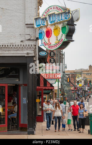 Memphis, Tennessee - Wet Willie's an der Beale Street, wo sich Restaurants und Blues Clubs locken Touristen. Stockfoto