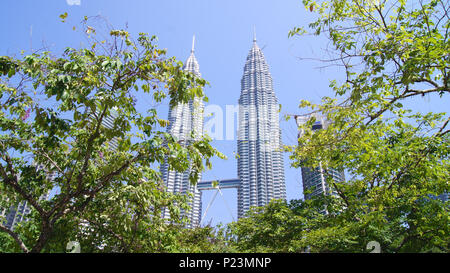 KUALA LUMPUR, Malaysia - APR 12 2015: Landschaft schoss auf die Petronas Towers, auch bekannt als Menara Petronas Twin Tower ist das höchste Gebäude der Welt von 1998 bis 2004 Stockfoto