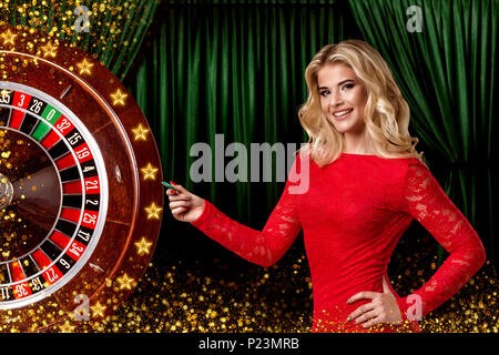 Collage von Casino mit Roulette und Frau mit Chips in der Hand Stockfoto