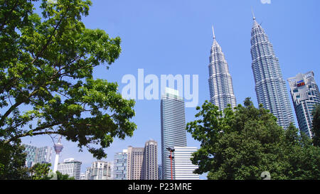 KUALA LUMPUR, Malaysia - APR 12 2015: Landschaft schoss auf die Petronas Towers, auch bekannt als Menara Petronas Twin Tower ist das höchste Gebäude der Welt von 1998 bis 2004 Stockfoto