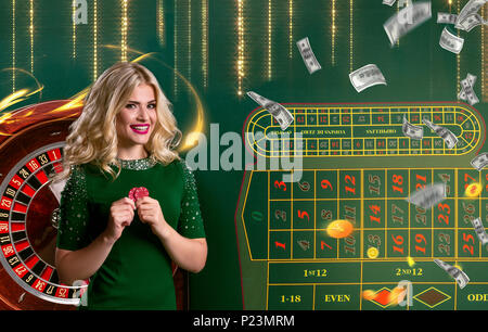 Collage von Casino mit Roulette und Frau mit Chips in der Hand Stockfoto