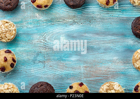 Hausgemachte Schokolade Chip Muffins als Rahmen auf Blau Holztisch. Platz kopieren Stockfoto