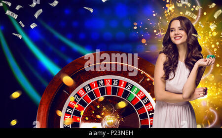 Collage von Casino mit Roulette und Frau mit Chips in der Hand Stockfoto