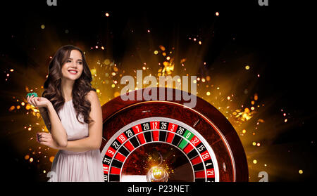 Collage von Casino mit Roulette und Frau mit Chips in der Hand Stockfoto