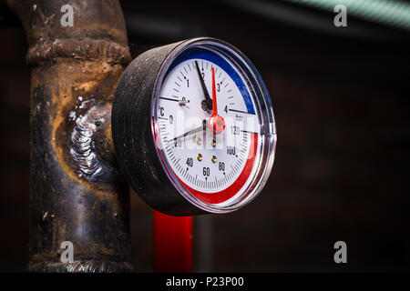 Rohrleitungen mit Manometer Wasserdruck, Zentralheizung close
