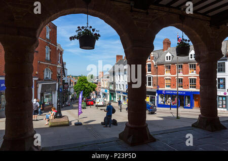 Blick auf die Broad Street aus dem Markt Haus, Ross-on-Wye, Herefordshire, England, Großbritannien Stockfoto