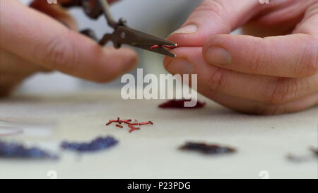 Frau hand Nähen und Sticken Perlen Stockfoto