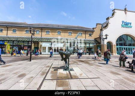 Der Geist des Krickets, Bildhauer Allan Sly, Bronze Skulptur, das Stadtzentrum von Hastings, East Sussex, England, Großbritannien Stockfoto