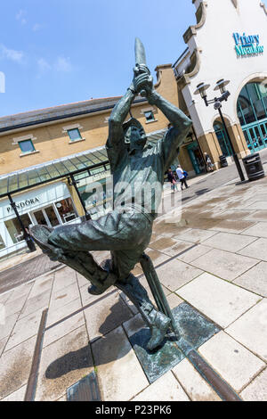 Der Geist des Krickets, Bildhauer Allan Sly, Bronze Skulptur, das Stadtzentrum von Hastings, East Sussex, England, Großbritannien Stockfoto