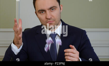 Geschäftsmann s Händen Geld reißen und Werfen Stockfoto