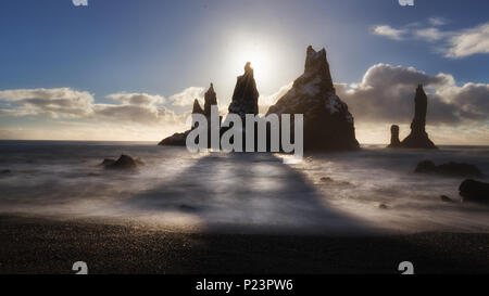 Reynisdrangar, berühmten Felsen in Strand Reynisfjara Stockfoto