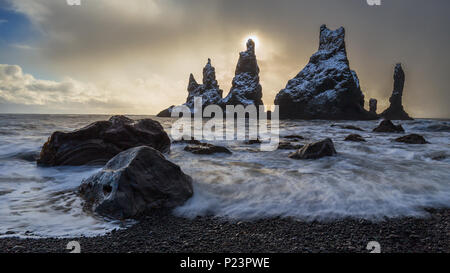 Reynisdrangar, berühmten Felsen in Strand Reynisfjara Stockfoto