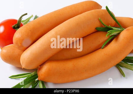 Nahaufnahme der dünne Wiener Würstchen mit Rosmarin und Cherry Tomaten Stockfoto