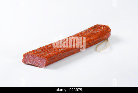 Luftgetrocknete Salami auf weißem Hintergrund Stockfoto