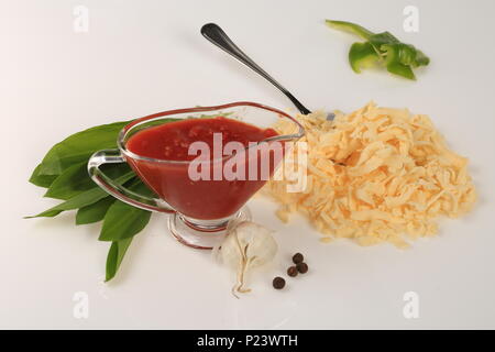 Geriebenem Käse neben einigen tomatoe einfügen Stockfoto