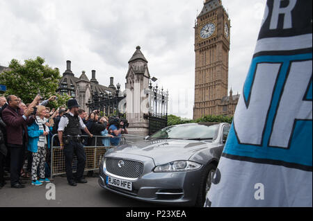 Parliament Square, London, 13. Juli 2016. David Cameron verlässt das Parlament in seinem ministeriellen Jaguar für die letzte Zeit als Premierminister. Stockfoto