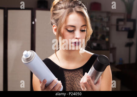 Modell mit zwei haarsprays Stockfoto