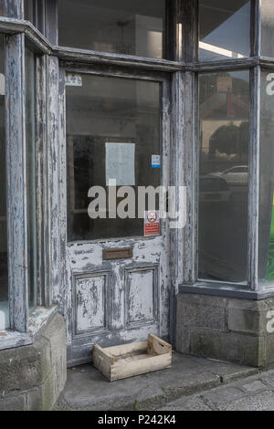 Leer leer shop Front in Truro. Metapher Tod von der High Street, geschlossen, Geschäfte, Rezession, High Street Verschlüsse, leerstehende Geschäfte, unbesetzt Shop Stockfoto