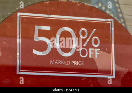 Sommer Verkäufe Zeichen in Truro (Cornwall) Schaufenster. Metapher High Street squeeze, Einzelhandel zusammendrücken. Stockfoto