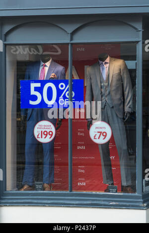 Sommer Verkäufe Zeichen in Truro (Cornwall) Schaufenster. Metapher High Street squeeze, Einzelhandel zusammendrücken. Stockfoto