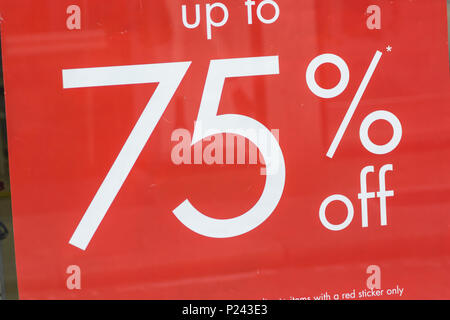 Sommer Verkäufe Zeichen in Truro (Cornwall) Schaufenster. Metapher High Street squeeze, Einzelhandel zusammendrücken. Stockfoto