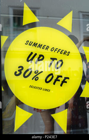 Sommer Verkäufe Zeichen in Truro (Cornwall) Schaufenster. Metapher High Street squeeze, Einzelhandel zusammendrücken. Stockfoto