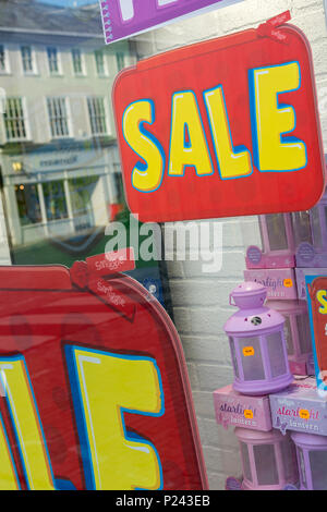Sommer Verkäufe Zeichen in Truro (Cornwall) Schaufenster. Metapher High Street squeeze, Einzelhandel zusammendrücken. Stockfoto