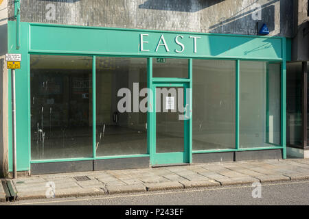 Leer leer Shop vorne in Truro, Cornwall. Metapher Tod von der High Street, geschlossen, Geschäfte, Rezession, High Street Krise Verschlüsse, leerstehende Geschäfte Stockfoto