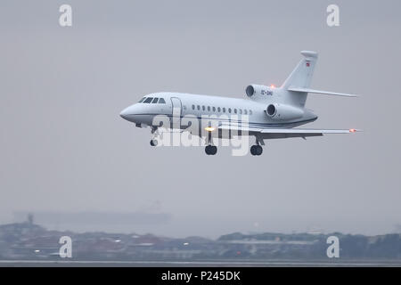 ISTANBUL, Türkei - 04. MÄRZ 2018: Dassault Falcon 900 DX (CN 617) Landung Flughafen Istanbul Atatürk. Stockfoto